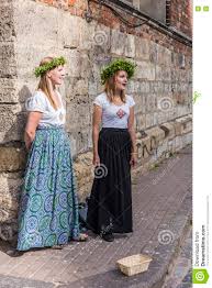 2 sind bei diesem portal nicht nur fakes angemeldet? Zwei Junge Frauen Die An Der Strassenecke Riga Singen Redaktionelles Foto Bild Von Burgersteig Kranz 73733446