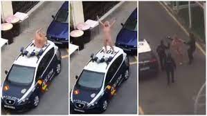 Una mujer se desnuda sobre un coche de Policía tras saltarse la cuarentena  en Torremolinos
