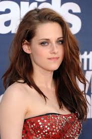 From blonde to brunette to red to a buzz cut, there is no hair colour and cut that kristen stewart hasn't trialled. Every Hairstyle Kristen Stewart Has Ever Had