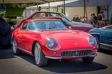 Elle innove en recourant à une nouvelle version du bloc v12, avec deux arbres à cames en tête par rangée et développant 300 chevaux à 8 000 tr/min. Ferrari 275 Wikipedia