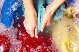 Sama seperti mencuci baju dengan cara tradisional, jika menggunakan mesin cuci disarankan untuk memisahkan pakaian berdasarkan warna. Simak Cara Tepat Mencuci Pakaian Dengan Tangan Halaman All Kompas Com