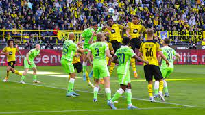 Der Schweizer Innenverteidiger Manuel Akanji trifft für Borussia Dortmund  gegen den VfL Wolfsburg zum 3:0.