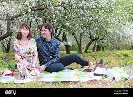 Jeune couple sur la date au printemps en plein air parc Photo Stock - Alamy