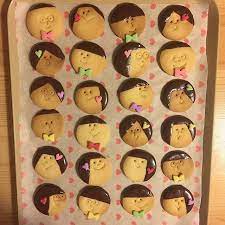 宇野クッキー 飾ってみた 顔クッキー ニコニコクッキー ニコニコ クッキー 作り方 顔 は爪楊枝とストローでちまちま描いてます チョコはコーティング用のチョコにチャポンです ちなみに 天ぷら粉で作ったクッキーです クッキー お菓子 チョコ