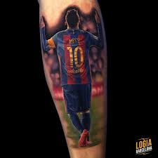 Un reloj el cual representa a cronos el dios del tiempo.por otra parte. Tatuajes De Messi Logia Tattoo Barcelona