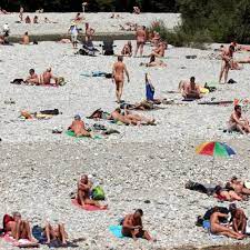 Deutsche männer zeigen sich nackt am strand