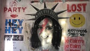 Ayuso Coronada como 'Reina de la Libertad' en un Grafiti Gigante en Pleno  Centro de Madrid