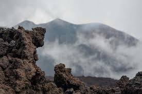 Etna yanardağı'nın yüksekliği ile iligili çeşitli kaynaklarda verilen ölçülerin farklı olduğunu görebilirsiniz. 3auy84so Xycbm