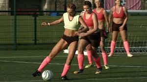 İngiltere'de iç çamaşırı kadın futbol ligi kuruldu - Lingerie Football  League UK training - YouTube