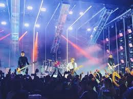 greek crowd carries 5 seconds of summer