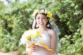 イエローベースの花冠がダウンスタイルの髪とベールにマッチする ネイチャーフォトもビーチフォトにも両方似合うヘアスタイル ウェディングフォト 沖縄 ウェディング ウェディング