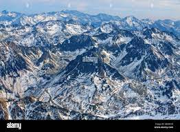 Novembre 2020 - vue sur la montagne en face de l'Observatoire du pic du  midi de Bigorre, Hautes Pyrénées, midi Pyrénées, France. Le Col du  Tourmalet est le plus haut col de