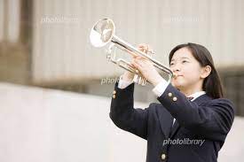 トランペットを吹く女子中学生 写真素材 [ 2411694 ] - フォトライブラリー photolibrary