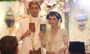 Pakaian adat jawa tengah selanjutnya adalah kanigaran. Tradisi Pernikahan Adat Termahal Di Indonesia Cermati Com