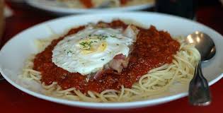 Espaguetis con bacón y huevo frito - Menú diario