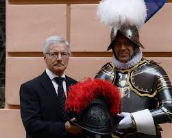 When a swiss guard is standing in silence with his halberd in hand, he is on honor duty. Vatican S Swiss Guards Getting New Headgear The Star