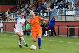 In een goed gevulde gelredome, met ruim 24.000 toeschouwers, trapt het nederlands elftal af voor de ek kwalificatiewedstrijd tegen slovenië. Oefeninterland Nederlands Vrouwen Elftal Tegen Usa Woerden Tv