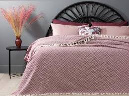 Класическо решение за модерна спалня е поставянето на покривало за легло в черно и бяло. Modeli I Ceni Za Pokrivki Za Leglo