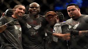 Ufc 265, derrick lewis vs. Houston Man Saved By Ufc S Derrick Lewis Apologizes For Carrying Confederate Flag