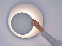 Lançada pela crealev, eclipse bold floating lamp, uma versão luxuosa da luminária de mesa eclipse, surpreende pelo design futurista. 35 Bulbous Bubble Lamps