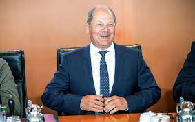 Scholz says that in good economic times responsible financial policies can reduce debt and increase investment. Hamburgs Ex Burgermeister Im Trend Warum Lieben Plotzlich Alle Olaf Scholz Mopo De