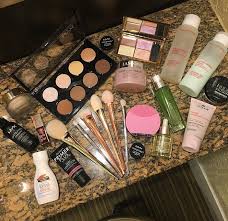 what s inside my travel makeup bag