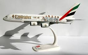 It is the world's largest passenger airliner. Flugzeugmodelle Emirates Real Madrid Airbus A380 800 1 250 Flugstatistik Shop