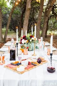 outdoor friendsgiving table decorating