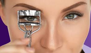 Let this coat of mascara dry for several seconds. An Expert Guide On Best Eyelash Curlers How To Use It 9 Beauty Fashion