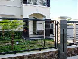 Model pagar rumah minimalis ini terlihat sangat menawan, apalagi melihat perpaduan warna putih tembok dengan pagar besi berwarna hitam. Pagar Rumah Minimalis Unik Content