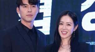 A source close the the couple said, kang sora first got to know hyun bin while she was moving agencies and was meeting with people related to hyun bin's agency. Hyun Bin Ve Son Ye Jin Sevgili Haberlerini Yalanladi Netizen Turkey