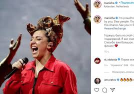 Во время выступления после вступительной части песни певица сбросила с себя платье и предстала в красном костюме, на спине которого написано название песни «russian woman». C0x1 W4ftdzeam