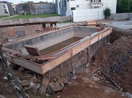 Struktur kolam renang yang biasanya disediakan oleh kontraktor atau arsitek kolam renang, umumnya memiliki 2 perbedaan yang mendasar terutama dari bagian struktur konstruksi serta. Menentukan Pondasi Tapak Kolam Renang Yang Tepat