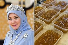 Queen afzan of pahang's diamond state tiara now worn by queen azizah. Raja Permaisuri Agong Shows Instagram Followers The Process Of Making Halwa Maskat Lifestyle Rojak Daily