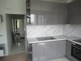 Когато търсите идеи за интериорен дизайн сива кухня, мислете за красиви. Obzavezhdane Na Apartament V Sivata Gama Mebeli Ariel