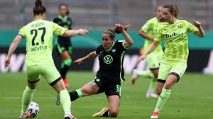 Die erste mannschaft spielt in der bundesliga. Vfl Wolfsburg Und Sgs Essen Eroffnen Neue Saison Der Frauen Bundesliga Frauenfussball Fussball Sportschau De