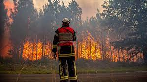 Incendies en Gironde : les 1 400 habitants du bourg d'Hostens doivent  évacuer, prévient le maire