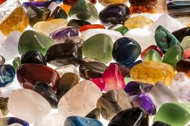 Почему камни разных цветов, и какие факторы влияют на этот параметр?
