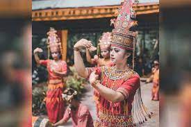 Di antara masyarakatnya yang heterogen, terdapat tiga suku yang sejauh ini demikian terasa memberi warna kebudayaan di provinsi ini, yakni bugis, makassar, dan toraja. Mengenal Ragam Baju Adat Tradisional Khas Sulawesi Selatan