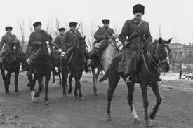 24 août 1942, la charge de cavalerie du Savoia Cavalleria  Images?q=tbn:ANd9GcQBc9w3o9dqaF5B-LzvvPLd0s7XtUR9lkaoxqQpTkPw9t69wXlF4g