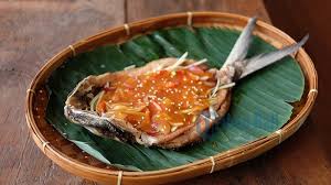 3 ekor ikan mujair, bersihkan · 1 butir jeruk nipis · 1 sdt garam · ½ sdt merica bubuk · minyak untuk menggoreng · bumbu halus: Bandeng Tanpa Tulang Di Warung Ipang Lezat Dengan Saus Mangga Muda Halaman All Tribun Bali