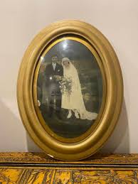 Vintage Oval Frame Wedding Picture