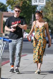 Halsey and american horror story actor evan peters appear to have broken up — and she seems to be in quarantine with her ex, musician yungblud. Street Style Halsey And Evan Peters Leaves Starbucks In Burbank Justfabzz