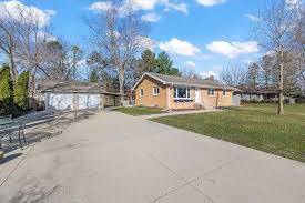 219 s parkview dr eagle wi 53119