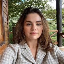 selena gomez posted outdoor makeup free