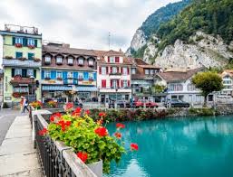 Η ελβετία γνωρίζει μεγάλη οικονομικοπολιτισμική ανάπτυξη τα τελευταία χρόνια, με αποτέλεσμα να προσφέρει υψηλό βιοτικό επίπεδο, βασιζόμενο στο στην ελβετία λειτουργούν 12 πανεπιστήμια. Elbetia Antisteketai Sto Deytero Lockdown Tourism Today
