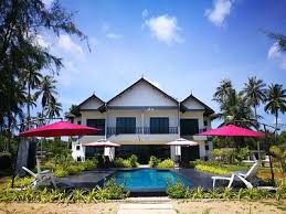 Di samping berdekatan dengan kawasan pantai casa titik merupakan sebuah penginapan tepi pantai dengan konsep terbuka yang lengkap dengan. 39 Hotel Dengan Kolam Renang Di Terengganu Yang Terbaik Cari Homestay