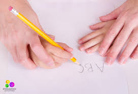 Con thuận tay trái: Có nên rèn trẻ viết tay phải? - CTH EDU