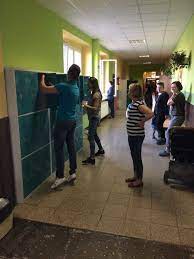 Dzieci w Szkole Podstawowej nr 6 w Borowej Wsi nie miały porządnych szafek.  Rodzice z Mikołowa to zmienili ZDJĘCIA | Dziennik Zachodni