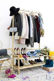 un armario pequeño con mucha ropa